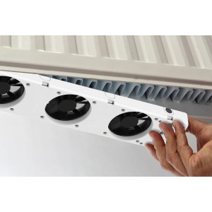 Le kit trio de ventilateurs pour radiateur SpeedComfort (à partir de 120 cm) est monté sur un radiateur.