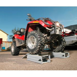 Set rampe Unitec pieghevoli con quad rosso sulle rampe. Ideale per manutenzione e riparazione.