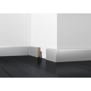Plinthe White&Black Cubica, blanc brillant, hauteur 60 mm, montée sur mur et sol.