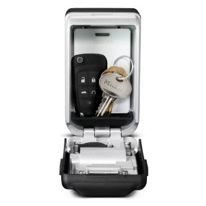 Cassetta portachiavi da parete Master Lock Select Access 5425EURD aperta con chiavi e tessera.