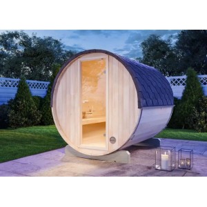 Sauna tonneau FinnTherm Mini S en bois avec porte en verre et bardeaux dans le jardin.