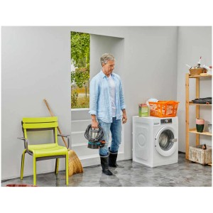 Homme tenant une pompe submersible eau claire Gardena 11000 Aquasensor dans une cave.