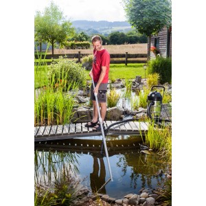Uomo pulisce laghetto con aspiratore per fanghi Heissner F650 Perfect. Cura del laghetto con accessori.