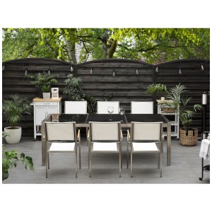 Tavolo da giardino Beliani Grosseto, granito grigio, 220 cm di larghezza. Sedie da giardino intorno al tavolo.