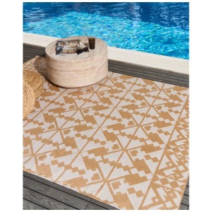 Beiger Outdoor-Teppich Balasore aus Polypropylen mit geometrischem Muster auf Holzterrasse am Pool. Jacquardgewebt.