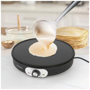 Gourmetmaxx Crêpe-Maker Delice: Pastella versata sulla piastra antiaderente.