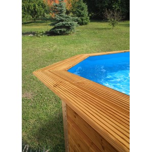 Gros plan : Extension de main courante Weka Toprail sur piscine en bois massif 594 taille 2, traitée sous pression.