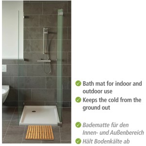Tapis de bain carré Wenko en bambou (50x50 cm) devant une douche. Antidérapant, idéal pour salle de bain et sauna.