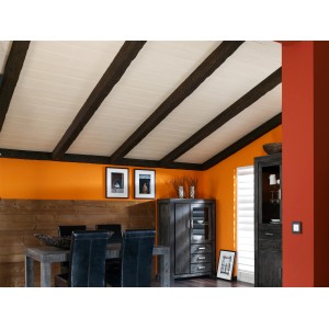 Pièce avec panneaux décoratifs Stockholm Frêne blanc et poutres en bois foncé au plafond.