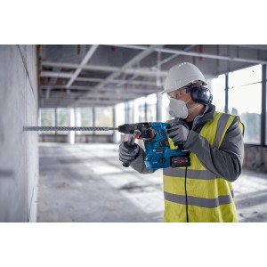 Martello perforatore a batteria Bosch Professional GBH 18V-28 C durante la foratura in parete di cemento.