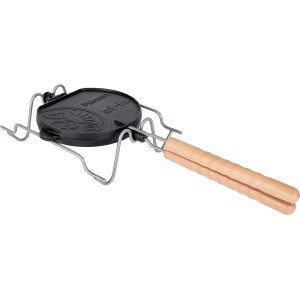 Gaufrier réversible en fonte avec poignées en bois et support pour grill ou feu de camp.