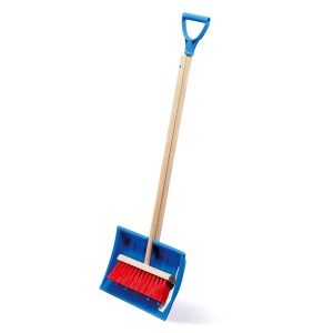 Set spalaneve e scopa per bambini: pala in plastica blu con manico in legno e scopa rossa.
