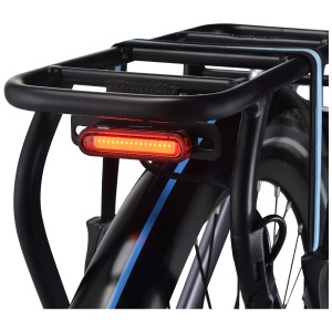 Feu arrière pour vélo électrique Infini Candela, 6-36V, noir, monté sur le porte-bagages.