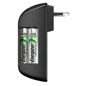 Chargeur Energizer Pro avec 4 piles AA 2000 mAh dans le chargeur.