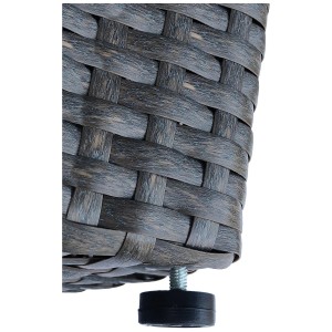 Gros plan sur le pot de fleurs Deep Water en polyrotin, aspect osier, avec pied réglable.