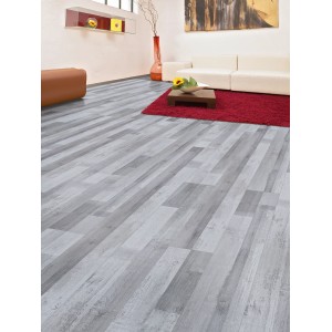 Sol stratifié clair Comfort Pin Historic Pine posé dans le salon.
