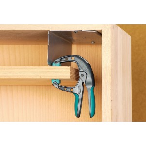 Serre-joint à ressort Ergo Wolfcraft FZH 40 serrant du bois, outil de serrage avec poignée ergonomique.