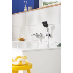 Support mural pour douchette Grohe Vitalio Universal en chrome, installé dans une salle de bain.