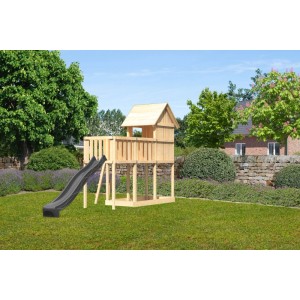 Cabane de jeux Karibu Frieda avec toboggan et plateforme d'extension en anthracite naturel dans le jardin.