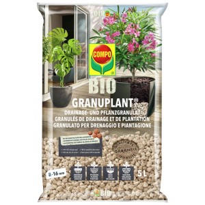 Sac de Compo Bio Granuplant granulés de drainage et de plantation 5 l avec des plantes en arrière-plan.