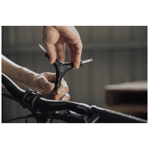 Birzman Innensechskant-Schlüssel Y-Grip S (2/2,5/3 mm) in Aktion am Fahrrad.