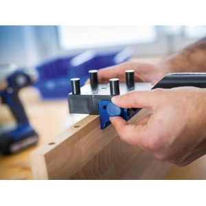 Gabarit de perçage LUX Classic en plastique utilisé sur une planche en bois.