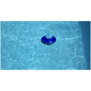 Colibri Poolroboter Eco Basic in piscina: robot aspiratore senza fili per una piscina pulita.