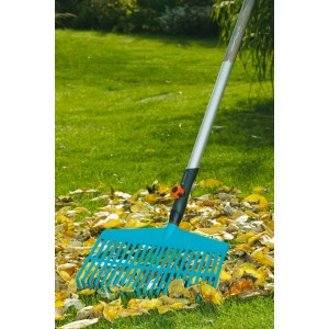 Rastrello Gardena combisystem con manico per raccogliere le foglie in giardino.