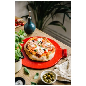 Roter Emile Henry Pizzastein aus Keramik (Ø 36,5 cm) mit Pizza, ideal für Ofen und Grill.