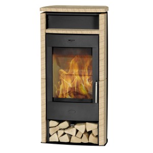 Poêle à bois Santiago en grès avec compartiment à bois et feu dans la chambre de combustion.