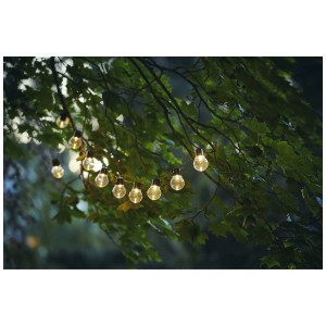Guirlande solaire Star Trading Partaj avec des sphères lumineuses blanc chaud dans le jardin.
