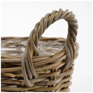 Dettaglio di un cesto rotondo grigio Mica Decorations Marcia (Ø 30 cm) in rattan.