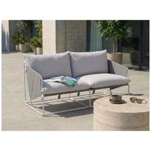 Divano da giardino Ponte 2 posti grigio con struttura in acciaio bianco e cuscini su patio. Ideale per mobili lounge.