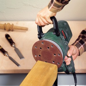 Disque abrasif LUX K40, 150 mm sur ponceuse excentrique ponçant du bois.