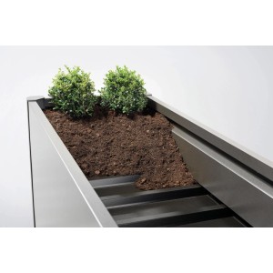 Jardinière métallique Biohort Belvedere Mini gris foncé métallisé avec terre, plantes et fond intermédiaire.
