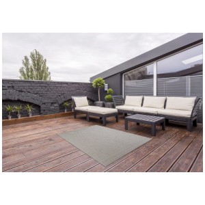 Tappeto da esterno grigio Andiamo Houston (120x170 cm) su patio in legno con mobili da giardino.