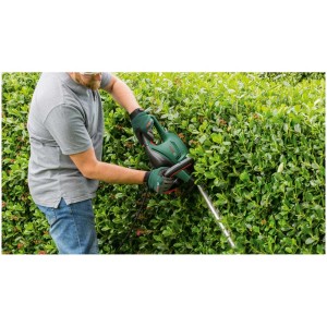 Taille-haie électrique Bosch UniversalHedgeCut 50 en utilisation, coupe de haie.