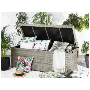 Coffre de rangement pour coussins en rotin gris Modena (66x158x63cm) avec couvercle ouvert et coussins.