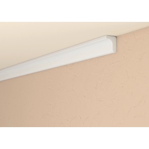 Profilé décoratif blanc Decosa XZL01 (2 m) sur plafond et mur.