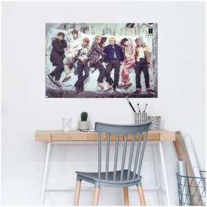 Maxiposter BTS Group (61x91,5 cm) an einer Wand über einem Schreibtisch.