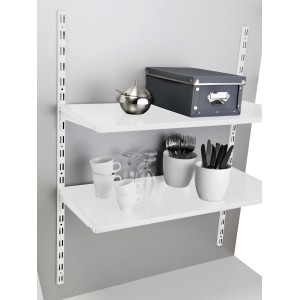 Étagère murale avec deux tablettes en acier blanc OBI (80x40 cm), avec vaisselle et décoration.