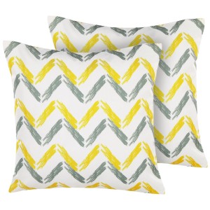 Zwei Beliani Gartenkissen Affile, 45x45 cm, mit gelb-grauem Zickzack-Muster auf weißem Polyester. 2er-Set.