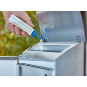 Application de l'huile ménagère LUX Classic (100ml) sur une surface métallique. Huile pour vélos, machines à coudre et modèles réduits.