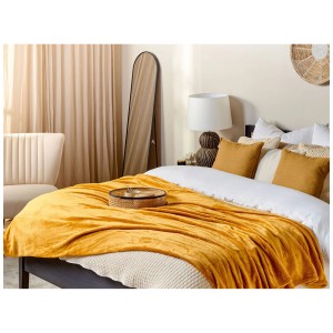 Coperta arancione Bayburt (200x220 cm) su un letto in una camera da letto.