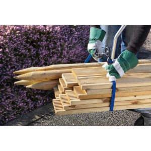 Transport de bois avec tendeur élastique : Sangle de tension réglable avec crochets en plastique fixant les lattes et poteaux en bois.