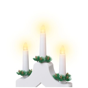 Arco di candele OBI bianco tradizionale con tre candele LED bianco caldo, ghirlande verdi, pigne dorate. A batteria.