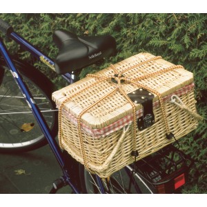 Araignée de bagage à 8 bras fixant un panier en osier sur un porte-bagages de vélo, accessoire de voyage et de transport.