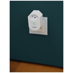 Prise Osram Smart+ Matter WiFi, blanche, dans une prise murale. Contrôle Smart Home.