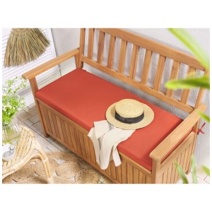 Banc de jardin Beliani Sovana en acacia avec coussin rouge et espace de rangement.