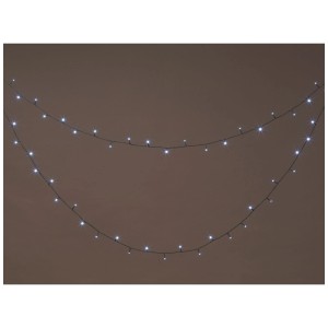 Guirlande lumineuse LED OBI 720 LED blanc froid, drapée sur fond sombre. Pour décoration de Noël extérieure.